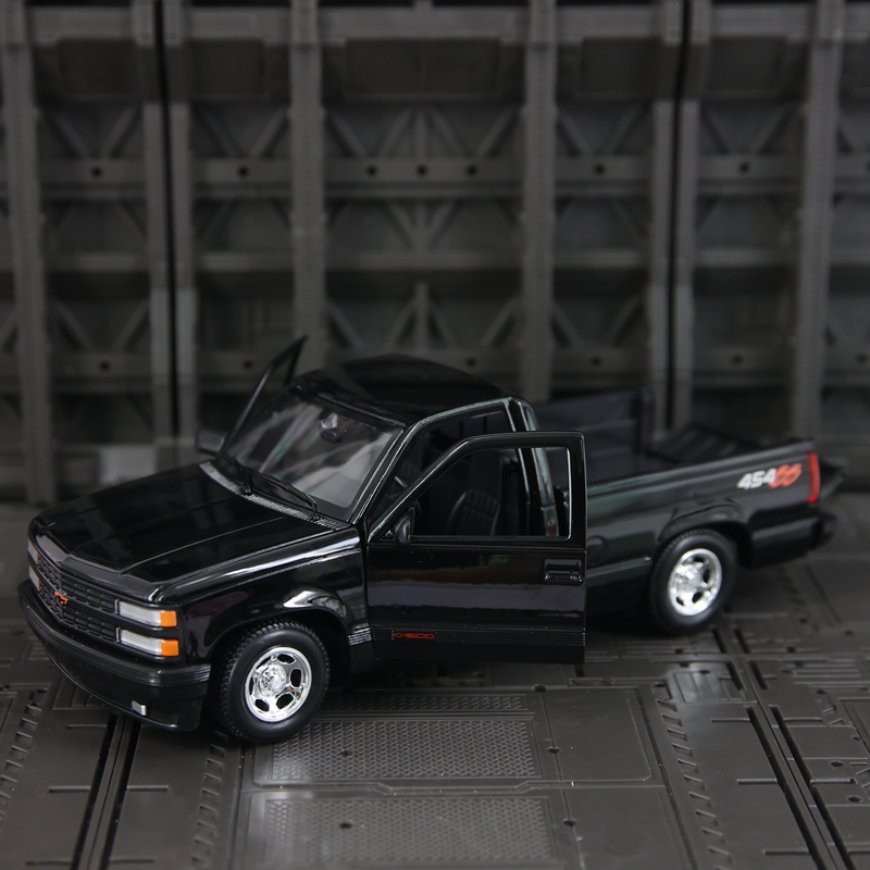 Car Accessories Toy - Maisto 1:24 Simulation Chevrolet 454 SS